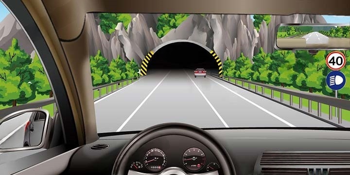 如图所示，以下交通标志表示驾驶人应当将车速调整到40km/h以下，开启前照灯。配图