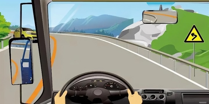 如图所示，驾驶机动车行经该弯道路段时，可以倒车。配图