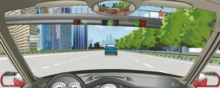 遇到图中这种有车道信号灯的路段，应该选择哪条车道行驶？配图