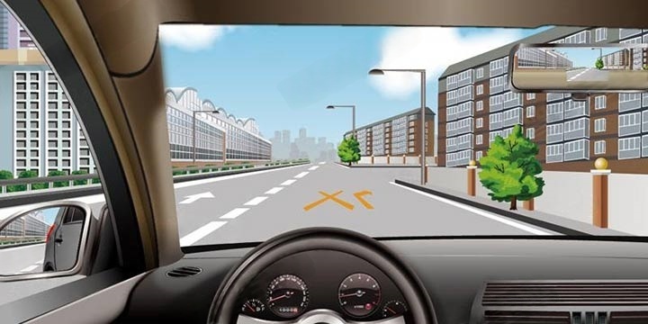 如图所示，路面标记指示前方路口仅允许车辆向右转弯。配图