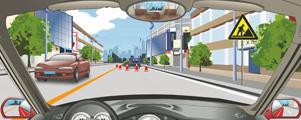 右侧标志提醒前方道路正在施工。配图