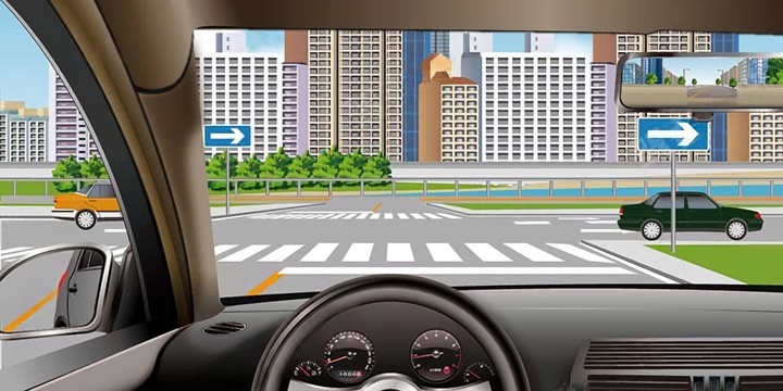 如图所示，前方标志表示向右是单向行驶道路。配图