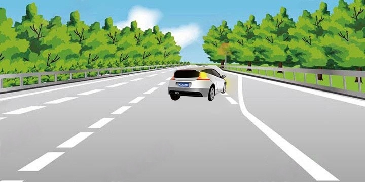 如图所示，这辆小型载客汽车驶离高速公路行车道的方法是正确的。配图