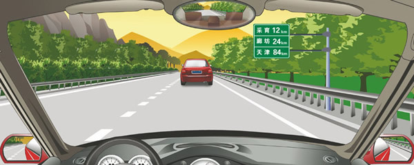 前方标志预告高速公路终点距离信息。配图