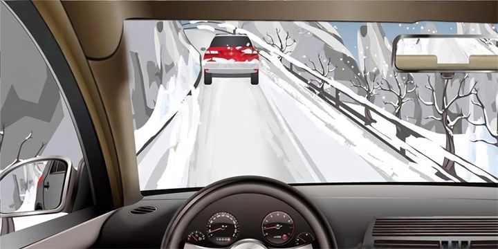 如图所示，在山区冰雪道路上遇到这种前车正在上坡的情况如何处置？配图