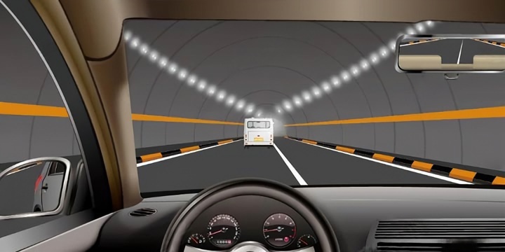如图所示，驾驶机动车即将驶出高速公路隧道时，以下做法正确的是什么？配图