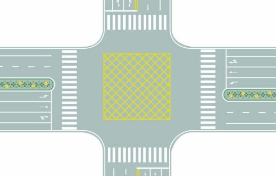 图中路口中央黄色路面标记是什么标线？配图