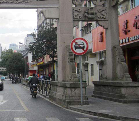 如图所示，驾驶机动车可以在该路段通行。配图