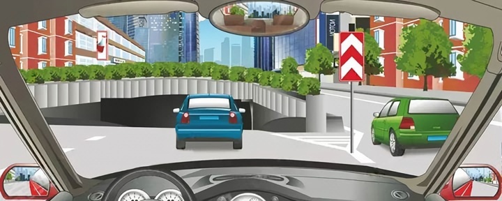 如图所示，右侧标志警示前方道路两侧不能通行。配图