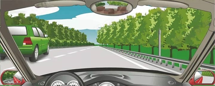 如图所示，在这段高速公路上行驶的最低车速是多少？配图