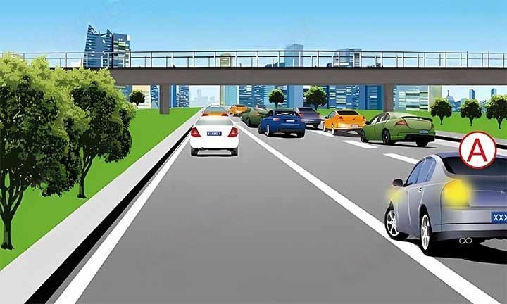 如图所示，A车正在变更车道，以下说法正确的是什么？配图
