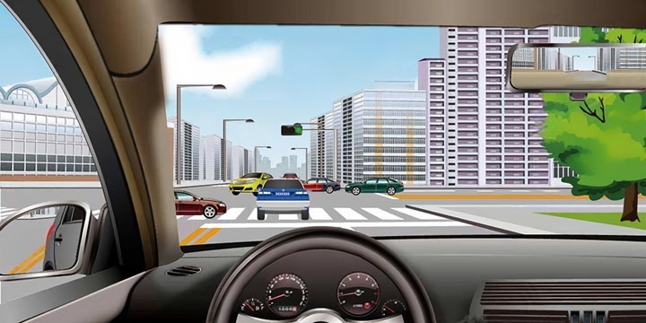 如图所示，驾驶机动车在这种情况下要跟前车进入路口等待。配图