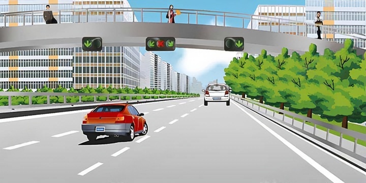 如图所示，这辆红色轿车可以在该车道行驶。配图