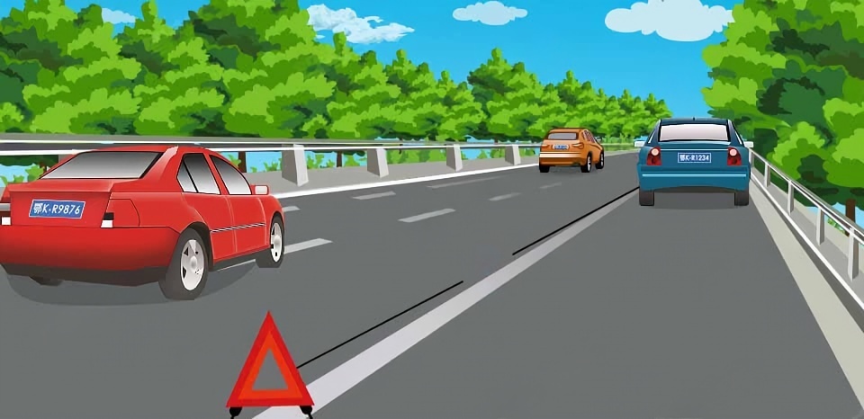 在高速公路行驶，遇到图中所示的车辆无法继续行驶，应怎样放置危险警告标志？配图