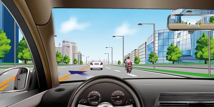 如图所示，路中心黄色虚实线指示允许暂时越过超车。配图