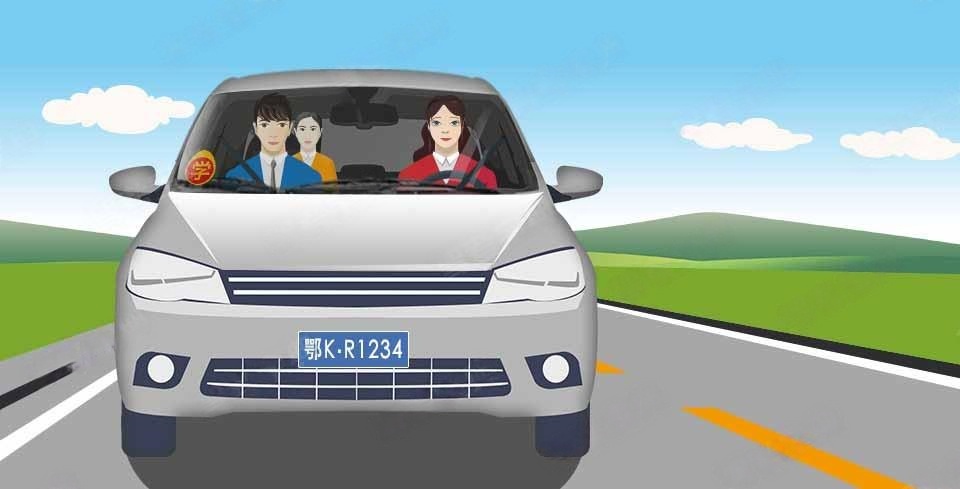 图中这辆上路学习驾驶的自学直考车有什么违法行为？配图