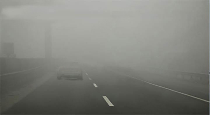 如图所示，在高速公路上开车遇到图中所示情况时，以下操作不正确的是什么？配图