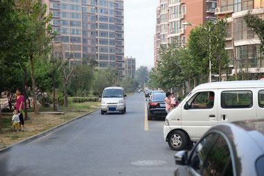 如图所示，驾驶机动车遇到这种情况时，应减速或停车，待前方车辆通过后再通行。配图