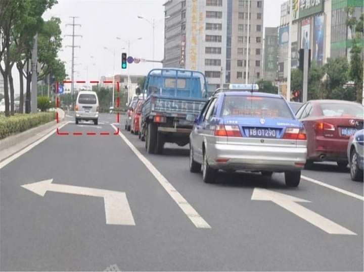 如图所示，图中红框内所示车辆可以怎样行驶？配图