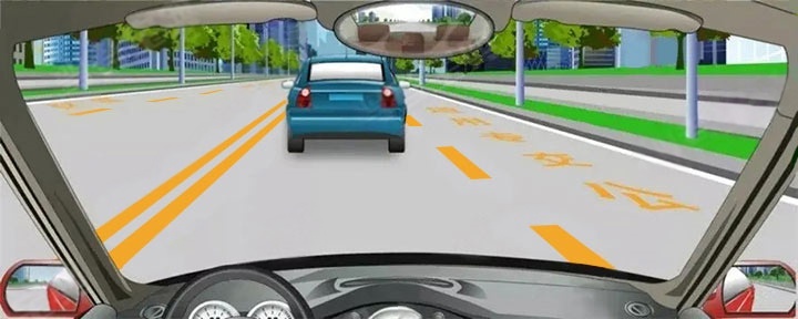 在城市道路上，遇到图中情况需要超车时，可以直接开启右转向灯，借公交车道行驶。配图