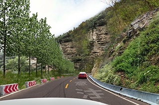 如图所示，驾驶机动车在这种落石多发的山区道路行驶，以下说法正确的是什么？配图